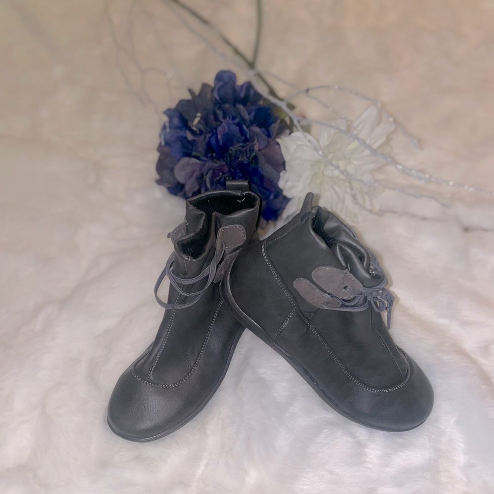 Genuine leather size 6 booties grey